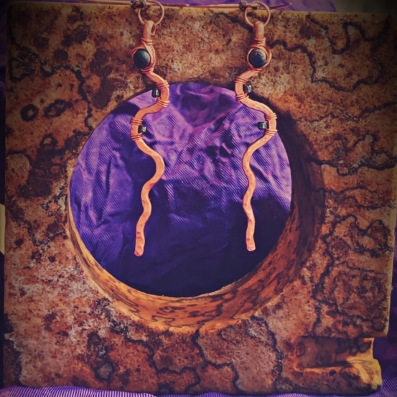 Handcrafted brushed copper earrings with iridescent blue glass beads - Picture 7 of 7